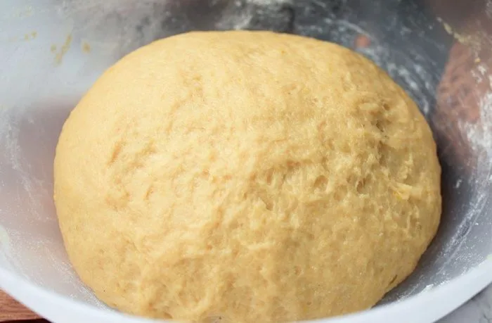 Masa Masa de dona elástica y suave en un bol engrasado, lista para el primer levado.