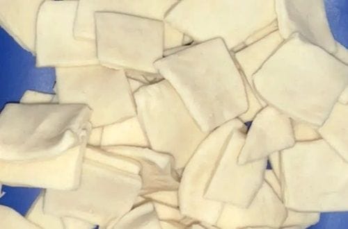 Masa de harina y agua estirada y cortada en pequeños cuadros, lista para hacer pancutras.