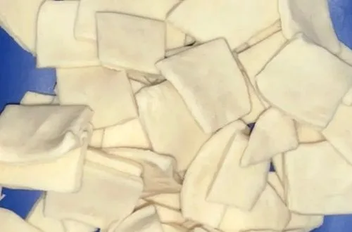 Masa para pancutras Masa de harina y agua estirada y cortada en pequeños cuadros, lista para hacer pancutras.
