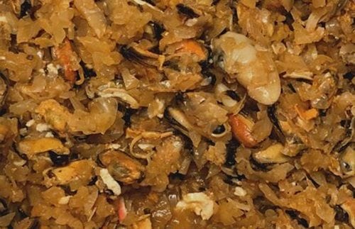 Pino de mariscos Una mezcla sabrosa de mariscos surtidos salteados con cebolla y especias como paprika y ají de color.