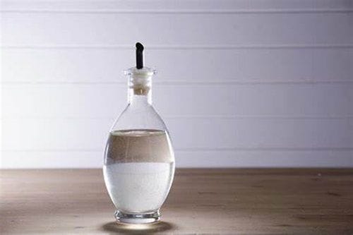 Vinagre blanco o vinagre de vino, líquido esencial para la preparación del escabeche.