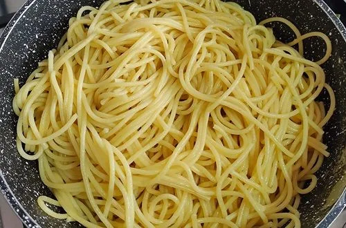 Tallarines cocidos al dente para preparar tallarines bontú