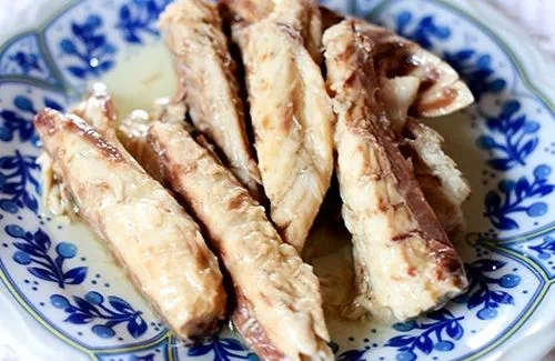 Filetes de jurel en conserva (tarro) sobre un plato hondo, listos para desmenuzar para el pino.