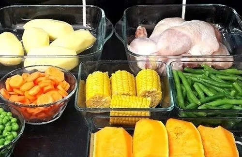 Ingredientes cazuela de pollo Presas de pollo crudas, papas, choclos en trozo y zapallo, ingredientes listos para la cazuela.