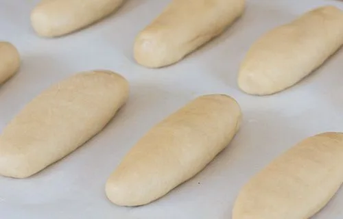 Panes de completo listos para el horno Panes de completo listos para el horno