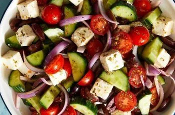 Receta de ensalada griega tradicional: Refrescante y versátil para compartir