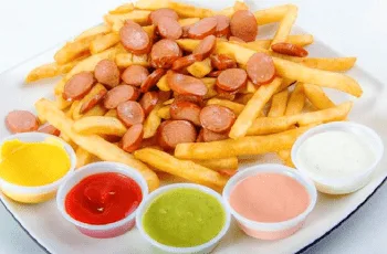 Receta de salchipapas con salsas: Un clásico latinoamericano simple y delicioso Receta de salchipapas con salsas: Un clásico latinoamericano simple y delicioso