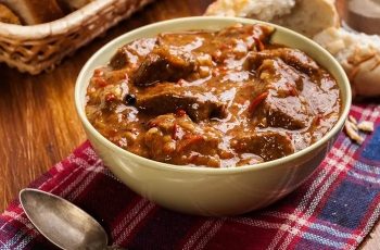 Receta de goulash de carne húngaro tradicional Receta de goulash de carne húngaro tradicional