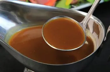 Receta de salsa española casera tradicional para carnes y verduras