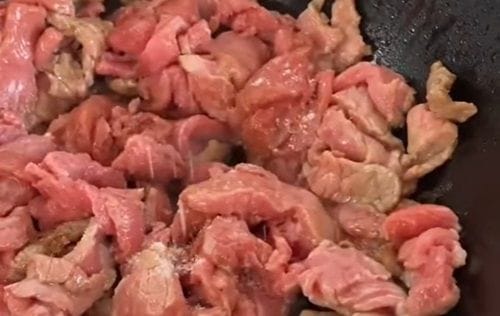 Cocinar la carne en un wok