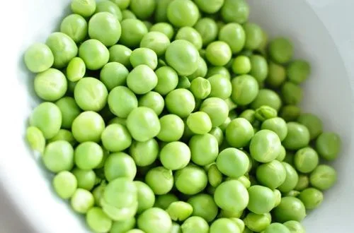 Arvejas verdes Arvejas verdes frescas recién cocidas manteniendo su color vibrante.