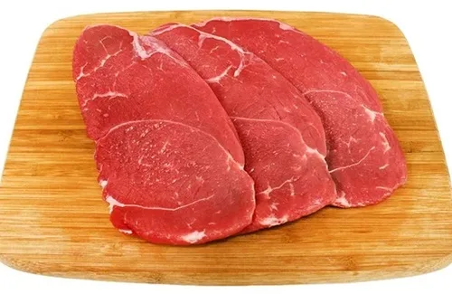 Escalopas de vacuno Láminas de carne de vacuno roja y magra estiradas sobre una tabla, preparadas para ser rellenadas.