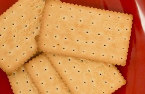 Paquete de galletas de vino tradicionales, base clásica para tartas chilenas.