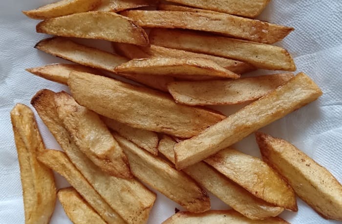 Receta de papas fritas en manteca de chancho: Paso a paso para un resultado perfecto 1 Papas fritas en manteca de chancho escurridas sobre papel absorbente preparadas con doble fritura tradicional