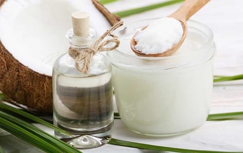 Aceite de coco en estado sólido y derretido, listo para usar en la receta.