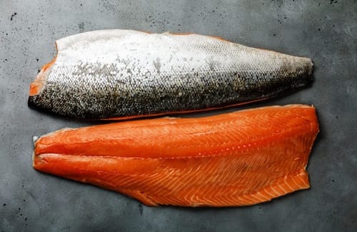 Filetes de salmón Filetes de salmón fresco con piel en proceso de marinado para cancato.