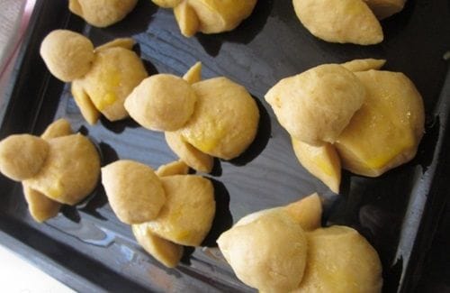 Pajaritos dulces Pajaritos dulces crudos y con la forma ya dada, en una bandeja, listos para hornear.