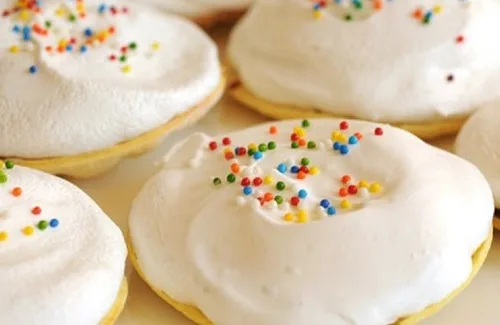 Príncipes o tacitas de hojarasca rellenas con mermelada de frambuesa y cubiertas con un copete de merengue.