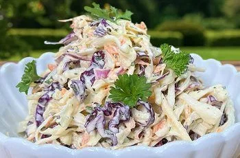 Receta de ensalada de col o repollo americana (coleslaw): Fresca y cremosa para 4 personas Receta de ensalada de col o repollo americana (coleslaw): Fresca y cremosa para 4 personas