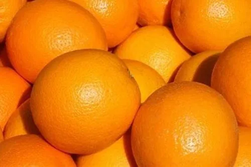 Naranjas frescas cortadas, ingrediente principal de la sangría chilena.