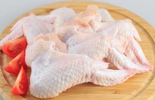 Alitas de pollo frescas listas para ser tostadas al horno.