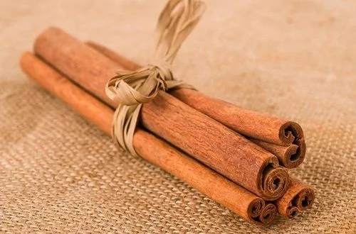 Canela Ramitas de canela enteras listas para añadir al vino caliente e infusionarlo de aromas y sabores