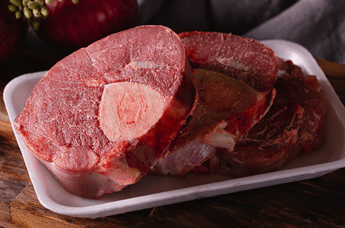 Trozos de carne de caballo fresca y magra, listos para sofreír y cocinar en la cazuela.