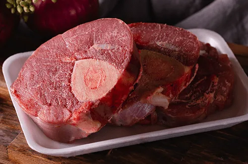 Trozos de carne de caballo fresca y magra, listos para sofreír y cocinar en la cazuela.