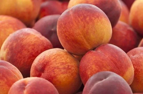Duraznos frescos, parte del mix de frutas para la sangría española.