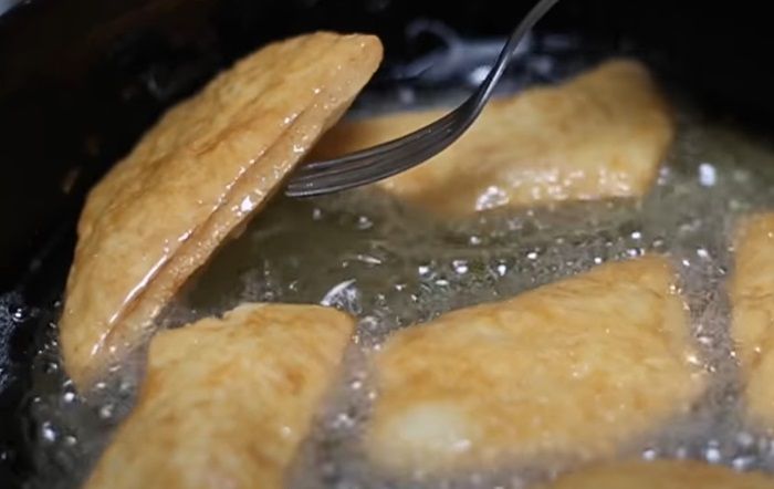 Friendo las sopaipillas sureñas