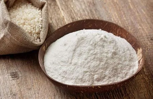 Harina de arroz blanca y fina, la base estructural para esta versión libre de gluten.