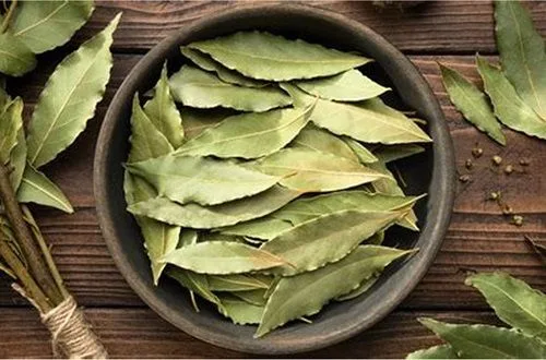 Hojas de laurel Hojas secas de laurel, ingrediente principal conocido por sus propiedades diuréticas.