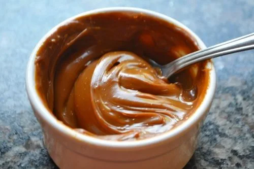 Manjar chileno Manjar chileno (dulce de leche) espeso, utilizado como relleno principal para los cachitos.