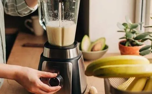 Procesando la leche y el plátano Moliendo plátanos maduros con tenedor para leche con plátano sin licuadora