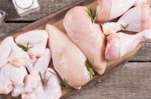 Pollo trozado Presas de pollo frescas preparadas para ser doradas en la olla, mostrando una piel limpia y color natural.