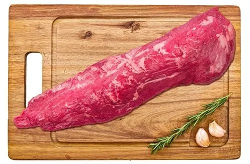 Filete de vacuno Filete de vacuno marinado listo para sellar a alta temperatura.