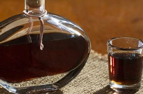 Licor de café oscuro (Kahlúa) para la base del cóctel cremoso