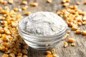 Maicena (fécula de maíz) en un recipiente, el espesante principal de la crema pastelera.