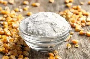 Harina fina de maíz (fécula) en un bol, ingrediente principal para lograr la suavidad de los maicenitos.