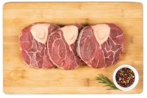 Osobuco de vacuno Trozos de osobuco o carne de vacuno para guiso. Carne que aporta sabor al caldo de la cazuela.