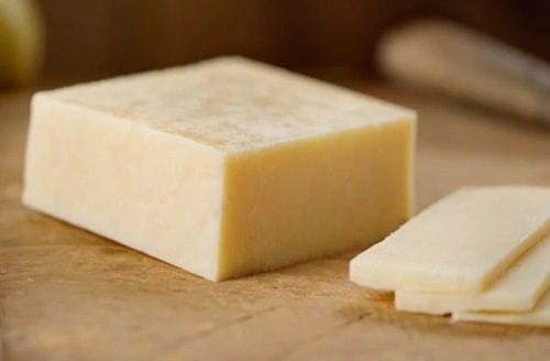 Queso cheddar blanco Queso cheddar blanco rallado o trozado, ideal para gratinar la superficie de los zapallitos