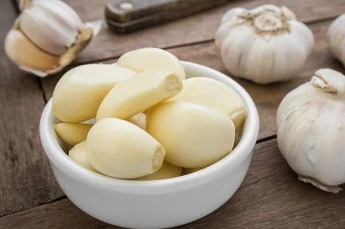 Dientes de ajo picados para el sofrito y el sabor durante la precocción.