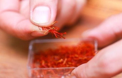 Azafrán Hebras de azafrán, la especia clave que da el color dorado al licor.