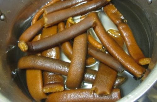 Cochayuyo (alga marina) en trozos grandes, remojado en agua antes de cocinar.