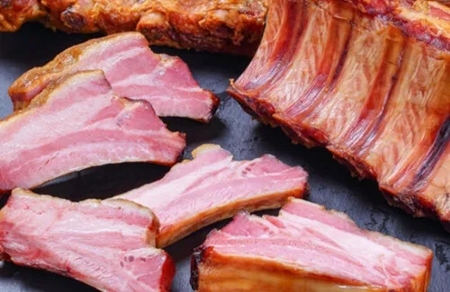 Trozos de costillar de cerdo ahumado, ingrediente clave de la receta mar y tierra.