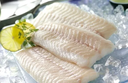 Filetes de merluza blanca y fresca, limpios y dispuestos sobre una superficie para ser salpimentados.