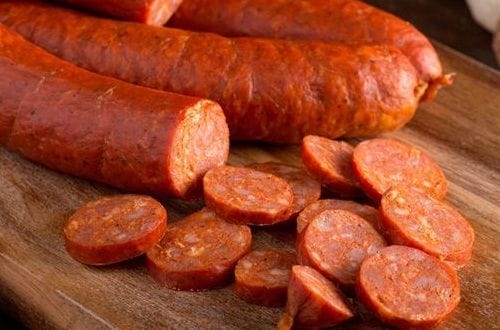 Longaniza laminas Rodajas de longaniza de Chillán sobre queso mantecoso para decorar un cancato.