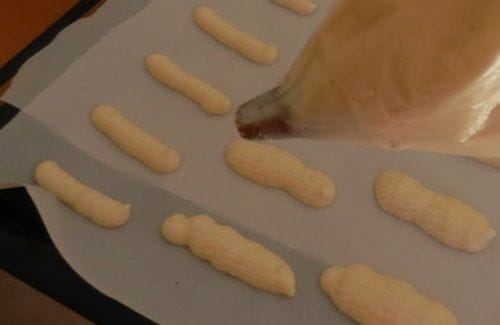 Manga pastelera con boquilla lisa, utilizada para formar las galletas alargadas.