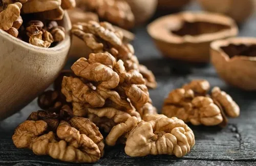Nueces Una taza de nueces el ingrediente estrella que da nombre y textura a la cazuela nogada.