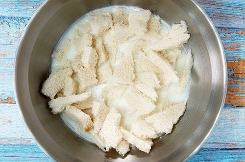 Pan de molde remojado en leche para budín de zapallo italiano